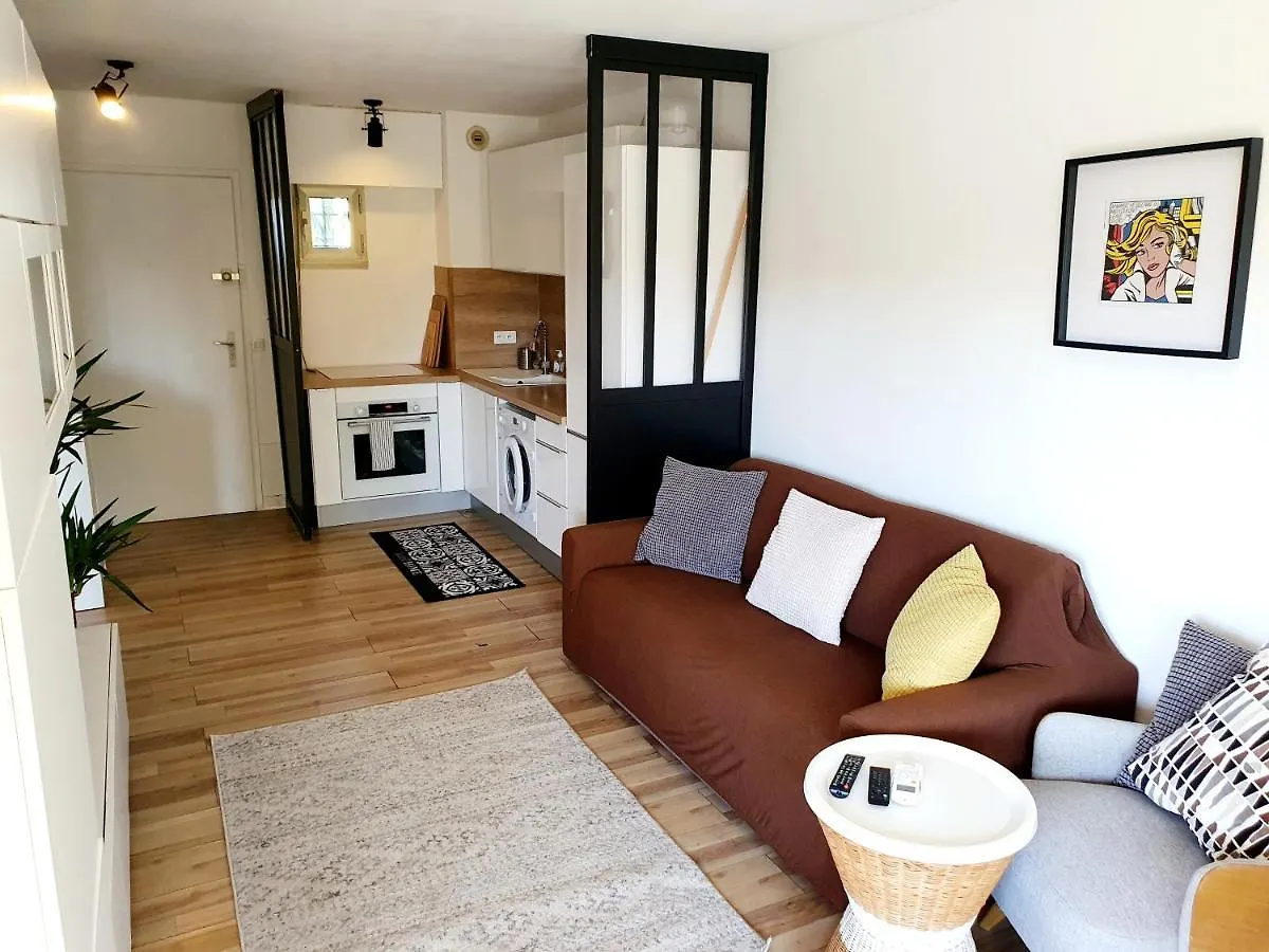 Bel Appartement A 50M De La Plage, 2 Pieces Climatisees, Parking Prive Antibes France