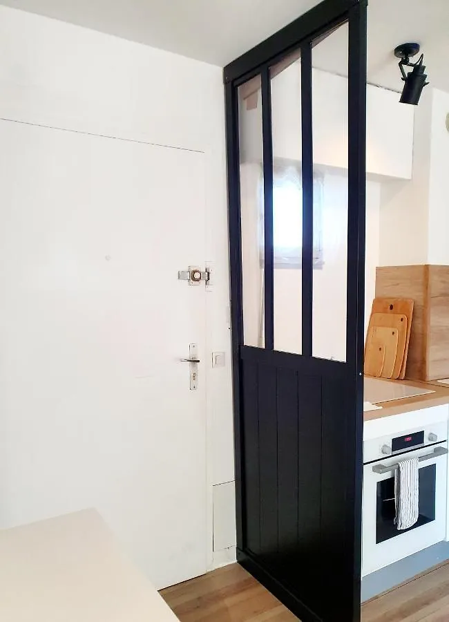 Bel Appartement A 50M De La Plage, 2 Pieces Climatisees, Parking Prive Antibes 0*,  France